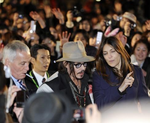 Skådespelaren Johnny Depp (mitten) omgärdad av japanska fans inför premiären av filmen Alice i Underlandet i Tokyo den 22 mars. (Foto: AFP / Yoshikazu Tsuno)

