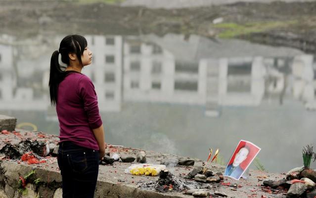 Pengar som skulle gått till uppbyggnaden efter jordbävningen i Sichuan har fått andra användningsområden, enligt kinesisk rapport. (Foto: AFP)