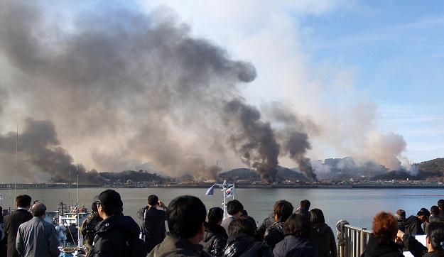 Bilden, som togs av en sydkoreansk turist den 23 november 2010, visar stora rökmoln som stiger från den Sydkoreanska ön Yeunpyeong efter Nordkoreas attack. (Foto: AFP)