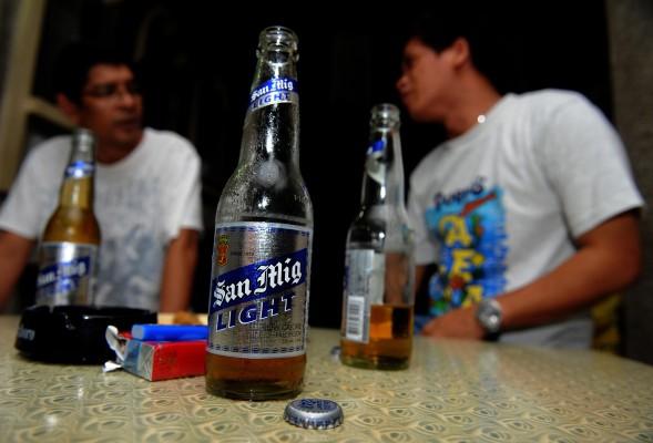Alkohol- och drogmissbruk i ungdomen är ofta inkörsporten till ett långvarigt missbruk, visar en ny avhandling. (Foto: AFP/Jay Directo) 