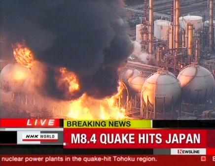 Ett kraftverk brinner i Ishihara. (Foto: NHK / AFP)
