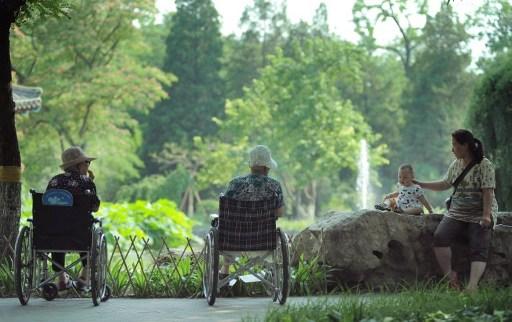 Forskare hoppas på att finna medel för att få människan att leva friskare långt upp i åldrarna. (Foto: Gou Yige/AFP)