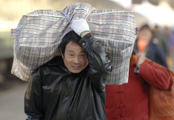 Kinesiska arbetare har bland de lägsta lönerna i världen. Mannen på bilden har inget direkt samband med artikeln. (Foto: China Out Getty Out / AFP)
