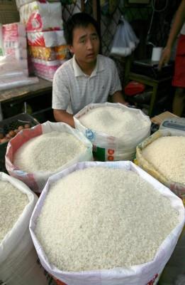 En kinesisk risförsäljare som inte har någon direkt anknytning till artikeln. (AFP)