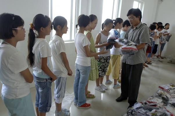 Elever i Hefei, Anhui-provinsen i Kina, får sina skoluniformer första dagen på terminen. (Foto: AFP/China Getty Out)