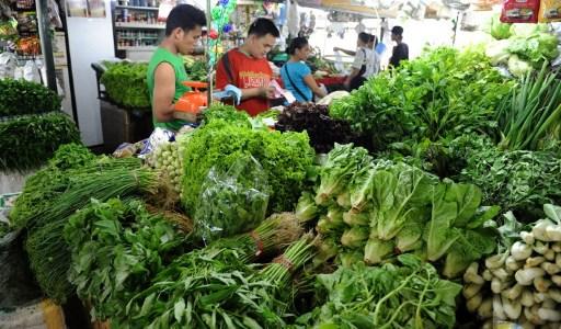 Nyskördade och fräscha grönsaker i ett marknadsstånd i Manilla, Filippinernas huvudstad. I Sverige är mjölkprodukter den vanligaste kalciumkällan men gröna bladgrönsaker är också goda källor till kalcium. (Foto: Jay Directo/AFP)