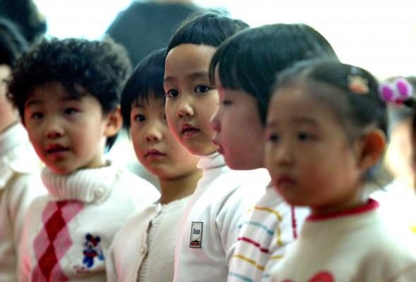 Fler barn föds, men färre förskolor finns att tillgå i Kina och därför väljer alltfler föräldrar att placera sina barn på olicensierade daghem. (Barnen på bilden har inget med artikeln att göra). (Foto: China Out Getty Out /AFP)