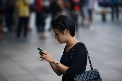 Enligt forskare bakom en ny svensk studie kan användningen av trådlösa telefoner och mobiltelefoner öka risken för hjärntumörer. (Foto: Peter Parks/AFP)