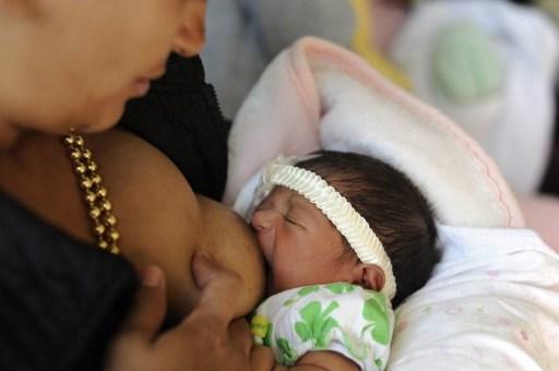 Amning ger både närhet och näring till barnet. (Foto: Johan Ordonez/AFP)