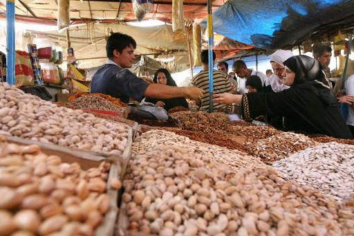 En försäljare säljer nötter vid sitt stånd i Bagdad, Irak. (Foto: AFP/Ali Al-Saad)