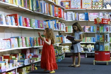 Två flickor plockar ut var sin bok på en mässa i Beirut, 2009, som det året var världens bokhuvudstad. Till årets bokmässa i Göteborg kom drygt 93 000 personer, många kom med barn då det fanns mycket för dem att se och lyssna på. (Foto: Ramzi Haidar / AFP)