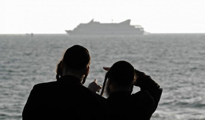 Det turkiska fartyget Mavi Marmara, ses från Israel den 31 maj efter att fartyget bordats av Israeliska soldater på Internationellt vatten. (Foto: AFP/Davids Buimovitch).
