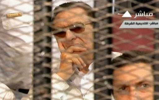 En skärmdump taget från det egyptiska statliga tv visar den störtade egyptiske presidenten Hosni Mubarak bakom galler under en utfrågning under hans rättegång vid polishögskolan i Kairo den 6 juli 2013. (Foto: AFP/Egyptisk tv)