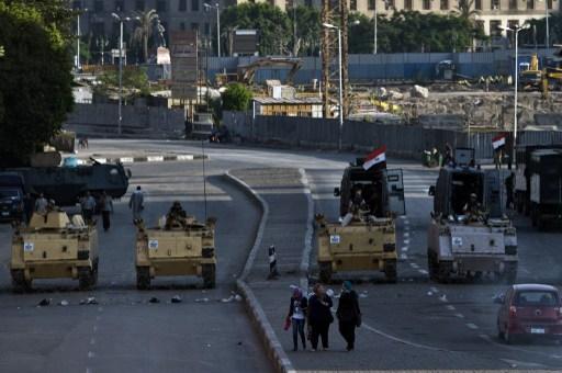 Egyptens beväpnade armé stationerade framför Egyptiska museet på Tahrir-torget den 18 augusti 2013. (Foto: Khaled Desouki/AFP)
