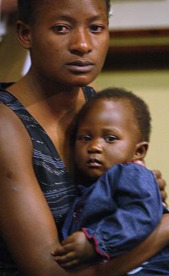 En ung kvinna från Zimbawe blev gravid efter en våldtäkt och smittades med hiv. (Foto: AFP/Alexander Joe)