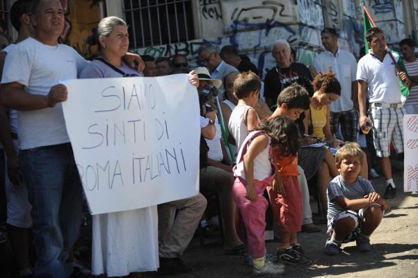 Zigenare, Romer eller Santi som de också kallas demonstrerade i Italien i somras efter att Europaparlamentet uppmanat landet att inte särbehandla eller diskriminera minoritetsbefolkningar.  (Foto: AFP / Filippo Monteforte)