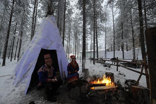 I en sådan här miljö går det inte att ta miste på att personerna är samer. I det här fallet råkar de vara från Rovaniemi. Det är inga kläder man bär till vardags men namnet man bär avslöjar ens ursprung, vilket kan vara ett hinder för en. (Foto: Oliver Morin/ AFP) 