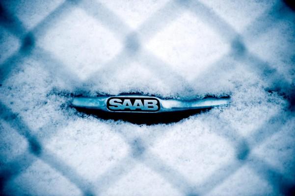 En översnöad Saab utanför Saabs fabriker i Trollhättan. (Foto: AFP)