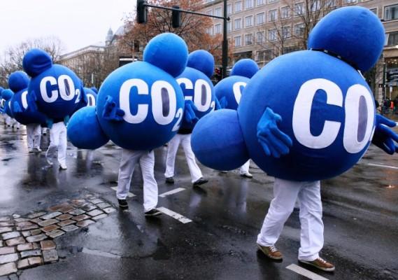 Klimatförändringar är en av de saker som svenskarna är mest rädda för, visar en undersökning. Här några klimataktivister utklädda till koldioxidmolekyler i Berlin. (Foto: David Gannon/ AFP PHOTO)