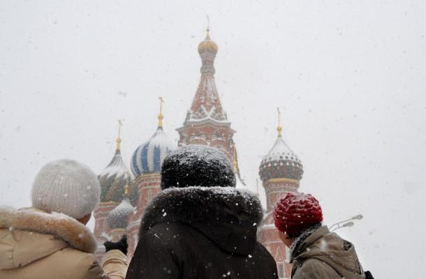 Ryssland förbereder sig för det som kan bli den kallaste vintern på 1000 år. Bilden visar ryska kvinnor vid St. Basils katedral en snöig februaridag 2010 i Moskva på Röda Torget. (Foto: AFP Michael Eckels) 
