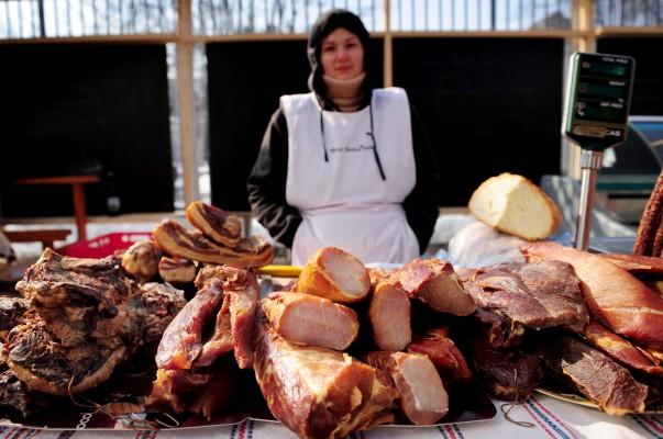 Mat på jordbrukarnas marknadsplats i Rumänien. Marknaden är den platsen där man köper hemmagjorda produkter enligt traditionella rumänska recept på ost, korv, kött, bröd och alkohol. Kvinnan på bilden har inget samband med artikeln. (Foto: AFP/Daniel Mihailescu)
