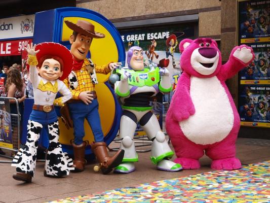 De fyra huvudpersonerna (från vänster), Jessie, Woody, Buzz, och björnen, Lot's-o'-Huggin från 3D-filmen Toy Story 3. (Foto: AFP/Max Nash)
