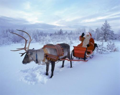 Jultomten ute på en slädtur. (Foto: Martti Kainulainen/AFP)