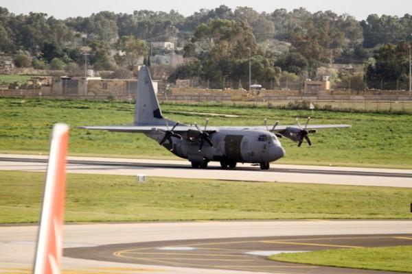 Ett brittiskt Herculesplan landar på flygplatsen Luqa på Malta efter att ha hämtat européer från Libyen. (Foto: Ben Borg Cardona/ AFP)