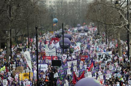 Ett demonstrationståg mot den brittiska regeringens nedskärningar samlades på Embankment för att tåga mot Londons centrum 26 mars. (Foto: Carl Court / AFP)