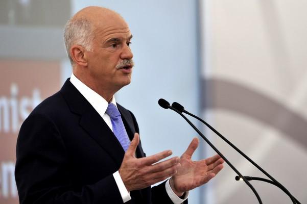 Grekiska premiärministern George Papandreou talar på Ekonomikonferensen i Aten den 17 maj 2011. EU-tjänstemännen tog upp frågan om en begränsad omstrukturering av Greklands ökade skuldbörda. (Foto: AFP/Aris Messinis)
