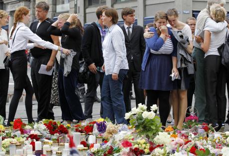 Norrmän visade sin sorg efter fredagens attentat. (Foto: Hakon Mosvold Larsen / AFP)