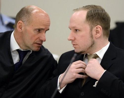 Högerextrema Anders Behring Breivik (till höger i bild), som mördade 77 personer i två attacker i Norge förra året, talar med sin advokat Geir Lippestad i början av rättegången i Oslo den 16 april 2012. Breivik sade till rätten att han inte erkände dess legitimitet. Eftersom Breivik redan erkänt brottet, som orsakade flest dödsfall i Norges historia i efterkrigstid, kommer huvudtemat i utfrågningarna vara huruvida han är sinnessjuk eller ej, om han kan hållas ansvarig för sitt agerande, vilket kommer att bestämma ifall han hamnar i fängelse eller i sluten psykatrisk vård. (Foto: Odd Andersen/ AFP)
