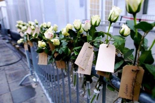 Vita rosor med namn på offren för attackerna i Norge den 22 juli förra året hängde utanför domstolen i Oslo, när den första veckan av den tio veckor långa rättegången mot högerextremisten Anders Behring Breivik var över. (Foto: Kyrre Lien/ AFP)