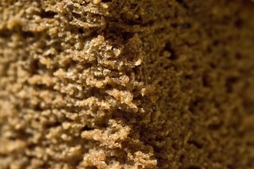 En närbild på det mjuka innandömet i grovt rågbröd. Ny forskning har visat att ämnen i fullkorn har en skyddande effekt mot tjocktarmscancer. (Foto: Joel Saget/AFP)
