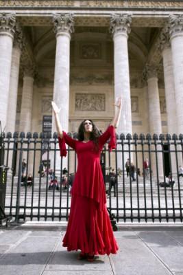 Att vara rom är ingen dans på rosor. Karine Gonzales, flamencodansare, deltog i det andra mötet med romer i oktober 2012 i Paris. De vill kämpa mot rasismen som visas gentemot romer, skydda deras rättigheter och hylla deras identitet. (Foto: Lionel Bonaventure / AFP)
