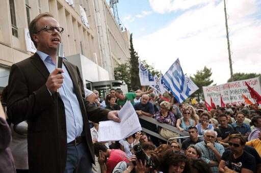 Christophe Deloire från Reportrar utan gränser talar till demonstranterna vid det grekiska radio- och tv-huset i Aten den 13 juni.  (Foto:Louisa Gouliamaki/AFP) 