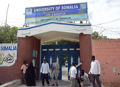 Studerande står utanför Somalias universitet i Mogadishu den 21 augusti 2013, efter att två oidentifierade män skjutit tre personer, varav en den svenska politikern Ann-Margerethe Livh, i en skottlossning. (Foto: Mohamed Abdiwahab/ AFP)