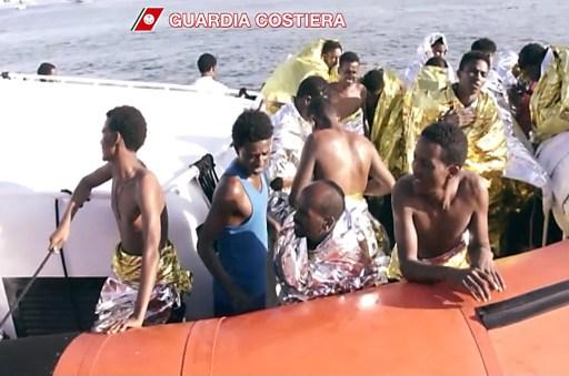 Denna skärmdump som tagits från en video som släpptes av italienska kustbevakningen, Guardia Costiera den 3 Oktober visar några av de invandrare som räddats nära Lampedusa den 3 oktober. Minst 130 personer dog när en båt med afrikanska flyktingar fattade eld och kapsejsade nära den italienska ön Lampedusa på torsdagen, enligt lokala myndigheter och medierapporter. (Foto: AFP/Guardia Costiera)