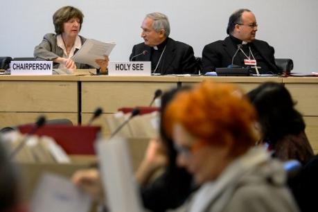 Ordförande Kirsten Sandberg, Vatikanens FN-ambassadör Silvano Tomasi och förre Vatikanåklagaren Charles Scicluna väntar på att förhören ska börja den 16 januari. (Foto: Fabrice Coffrini / AFP)

