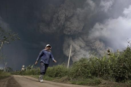 Invånare evakuerades från det heta vulkaniska askmolnet som täcker byarna i Karodistriktet när vulkanen Sinabung på Sumatra i Indonesien fick ett utbrott lördagen den 1 februari 2014. (Foto: Chaideer Mahyuddin/AFP Photo)
