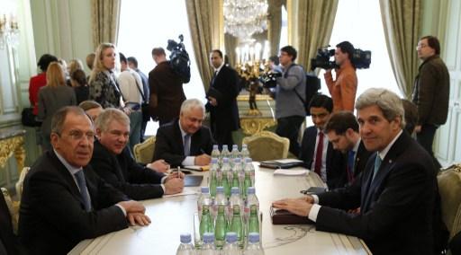 USA:s utrikesminister John Kerry (hö) och Rysslands utrikesminister Sergej Lavrov (vä) träffades på ryska ambassadörens residens i Paris den 5 mars. Ryssland avvisade kraven på att dra tillbaka styrkorna från Krimhalvön till sina baser. Mötet i Paris i syftade till att lätta på spänningarna över Ukraina och avvärja risken för krig. (Foto: Kevin Lamarque/POOL/AFP)