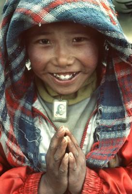 En tibetansk flicka med en bild runt halsen på den tionde Panchen Lama (död 1989), vid en paus på en pilgrimsvandring vid det heliga berget Kailash i västra Tibet. (AFP PHOTO)