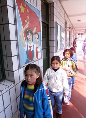 Kinesiska grundskolebarn går i en skolkorridor i Peking. (Foto: Goh Chai Hin/ AFP PHOTO) 