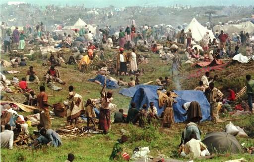 Nära 160 000 rwandiska flyktingar i ett flyktingläger 10 kilometer norr om Goma, Zaire, den 17 juli 1994. (Foto: Pascal Goyot/ AFP)