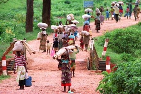 Rwandiska flyktingar flyr från Kigali den 11 maj 1994. Då beräknades 200 000 mäniskor ha fått sätta livet till. (Foto: Gerard Julien / AFP)