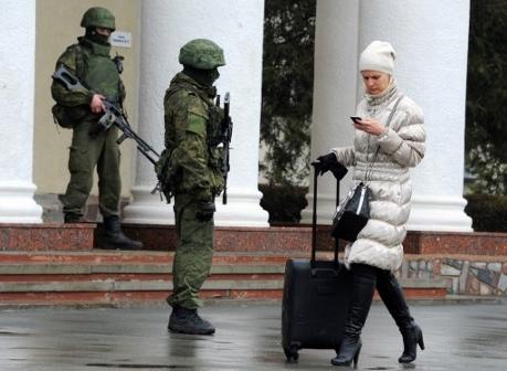 Oidentifierade beväpnade män patrullerar utanför Simferopol flygplatsen den 28 februari. Ukraina anklagar Ryssland för att iscensätta en "beväpnad invassion" på Krim och vädjade till Väst att garantera dess territoriella integritet. (Foto: Viktor Drachev / AFP) 
