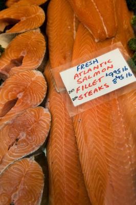 Ny forskningstudie visar hur Omega-3-fettsyran  DHA kan fungera både som ”svärd och sköld” mot vissa cancerformer. DHA finns framför allt i fet fisk så som i lax och makrill. (Foto: Paul J Richards/AFP)