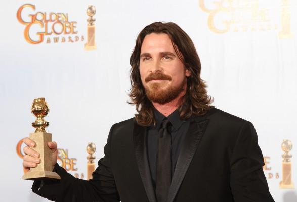 Christian Bale med Golden Globe-statyetten han fick för sin roll i filmen "The Fighter". (Foto: AFP/Valerie Macon) 