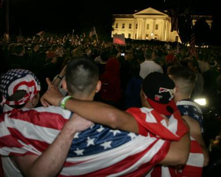 Människor firar framför Vita huset att "USA:s fiende nummer ett" är död. (Foto:Chris Kleponis / AFP) 