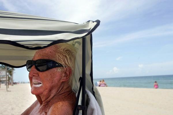 Att skydda huden mot solljus är viktigt för att minska risken för hudcancer, som malignt melanom. (Foto: AFP)
